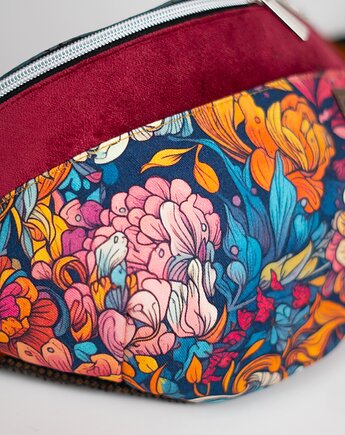 Różowa nerka damska w kolorowe kwiaty RÓŻANA AURA, Co Tu Się Kroi