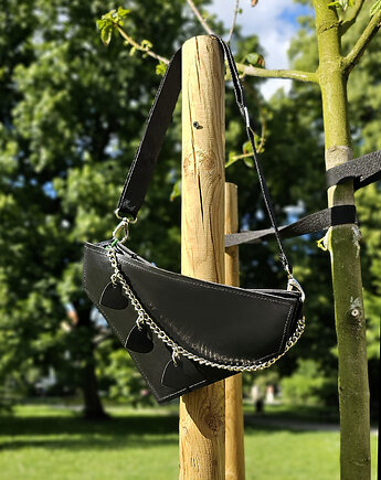 Skórzana torebka z łańcuchem, modeMania