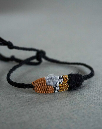 Mini, boho bransoletka wiązana na supełek w neutralnej kolorystyce, Słońcem Tkane