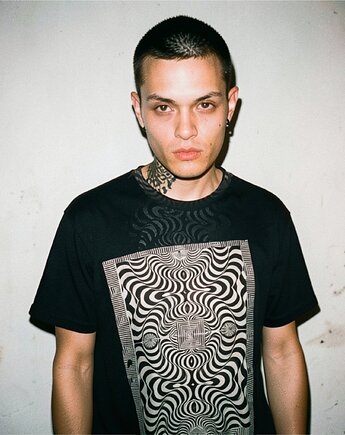 Koszulka z szarym drukiem tshirt opart