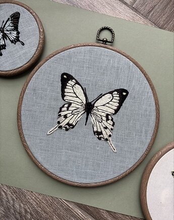 Haftowany motyl w tamborku