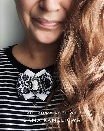 Brosza Kamea Styl Glamour Dama Kameliowa z paciorkami