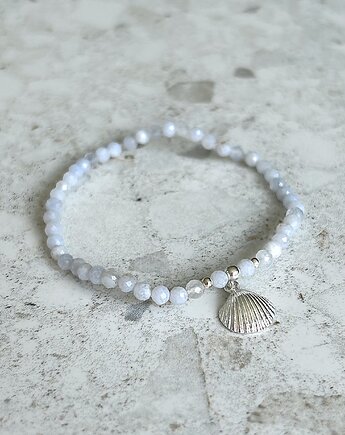 Bransoletka z niebieskimi chalcedoński i srebrną muszelką, Moui