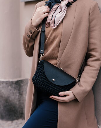 Torebka Basic Craftbags czarna ze skórzaną klapą