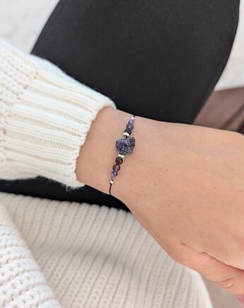 Bransoletka na nici z surową bryłką ametystu, Moui