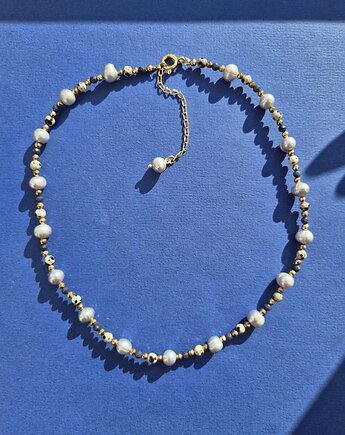 Orientalny naszyjnik z szarych pereł, jaspisów i szafirów z zawieszką, Dziewczyna i Perły