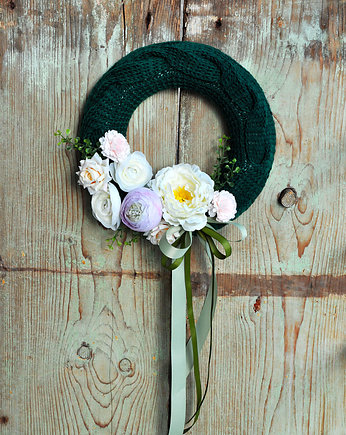 Całoroczny wianek w sweterku butelkowa zieleń, mamuta