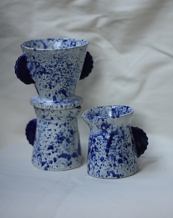 Ceramiczny dripper w kobaltowe ciapki i dzbanuszek. Ceramika ręcznie robiona