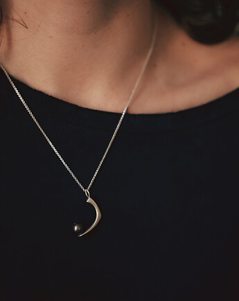 PEARL / satin silver necklace with dark pearl
