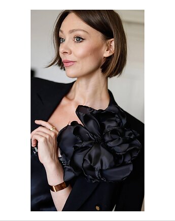 Duża broszka kwiat w kolorze czarnym