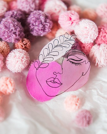 Broszka twarz w liliowych kolorach, Pintura