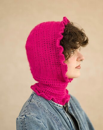 Szydełkowy kapturek typu balaclava z falbankami - Fuksja