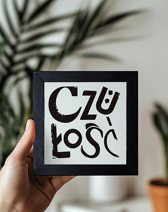 Czułość grafika typograficzna w drewnianej ramce