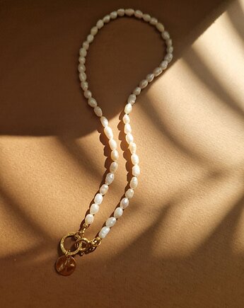 Choker z naturalnych pereł z zawieszką z monety, Dziewczyna i Perły