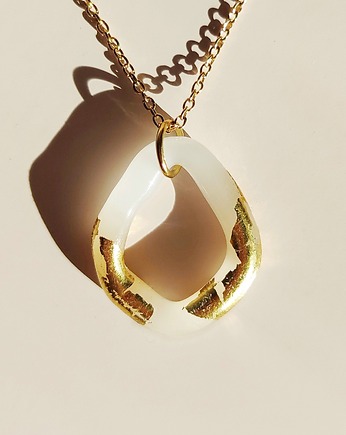 Biały wisiorek ze szkła pokrywany złotem płatkowym "Amorphic", Joanna Muzyka Studio