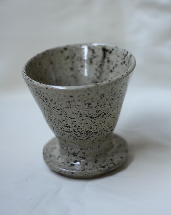 Ceramiczny dripper do kawy. Ceramika ręcznie robiona