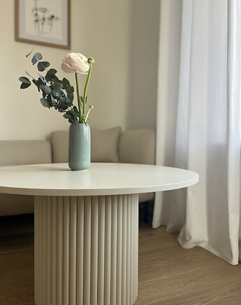 Okrągły ryflowany stolik kawowy w kolorze jasnego beżu Ø 80 cm