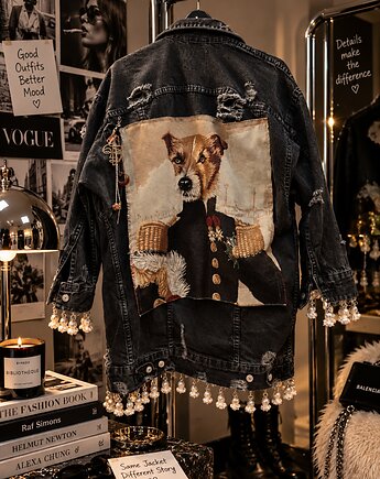 Customowa kurtka jeansowa z gobelinem i perłami 