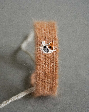 Bransoletka tkana na krośnie z haftowanym kotkiem, wiązana na supełek, Słońcem Tkane