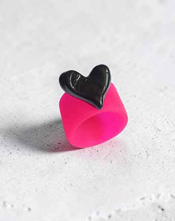 Pierścień z żywicy : szeroki : HEART : neon pink & black