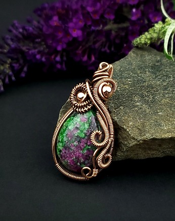 Zoisyt z rubinem wisiorek wire wrapping