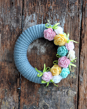 Dziergany wianek w sweterku z różami, mamuta