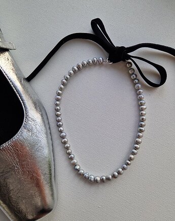 Naszyjnik z szarych pereł z kokardą z aksamitki, Dziewczyna i Perły