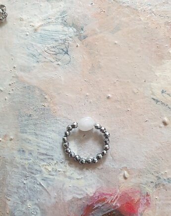 Pierścionek hematyty, kamień księżycowy, modesign