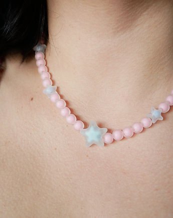 Różowy naszyjnik choker z koralików błękitne gwiazdki