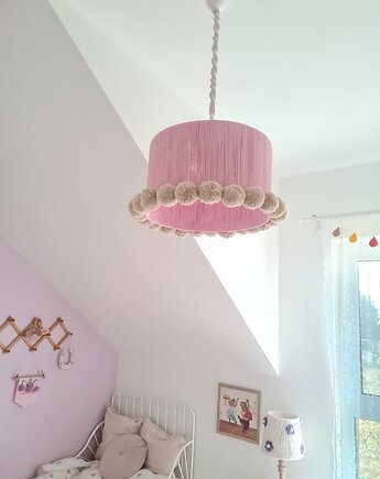 Różowa lampa sufitowa boho z beżowymi pomponami