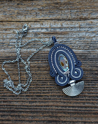 Granatowy  wisiorek soutache z muszlą paua