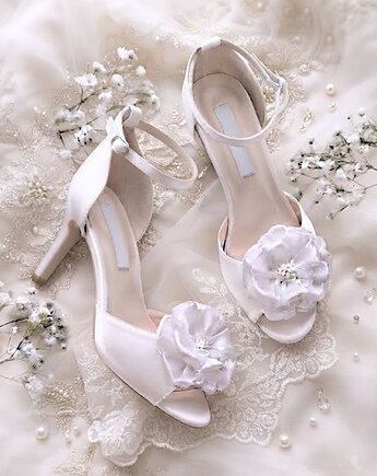 Białe szpilki ślubne z kwiatem - Flower Venus, buty ślubne
