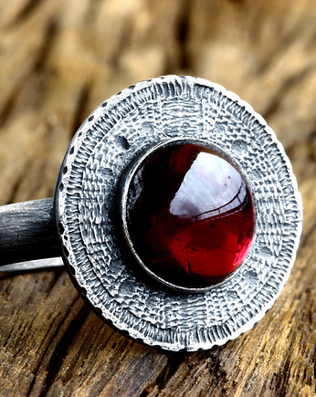 Srebrny pierścionek tribal z naturalnym kamieniem, granat