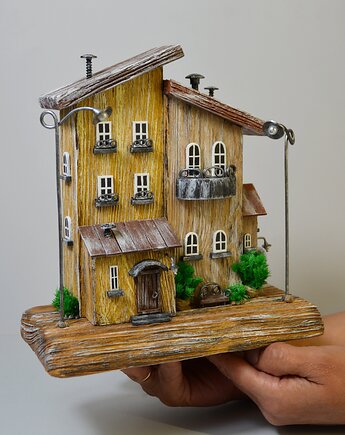 Ręcznie robiony rustykalny drewniany domek