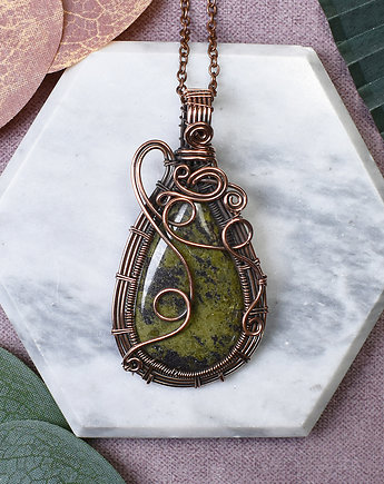 Miedziany wisiorek wire wrapping z zielonym jaspisem #463