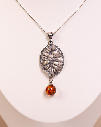 Wisiorek srebrny handmade z bursztynową kulką