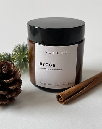 Naturalna świeca sojowa HYGGE: Cedarwood & Vanilla 90 g  NORD RØ