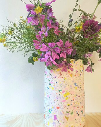 Wazon na kwiaty, biały, kolorowe lastryko, wys. 20 cm