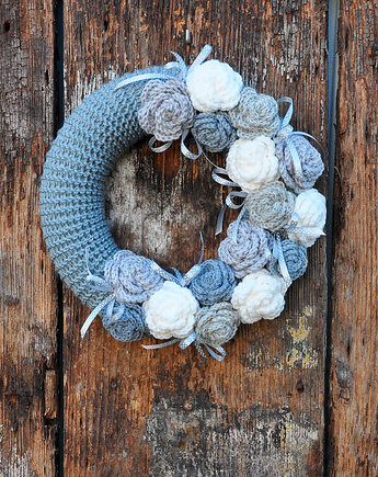 Dziergany wianek w sweterku z różami, mamuta