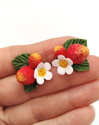 Kolczyki sztyfty z poziomkami i kwiatami handmade