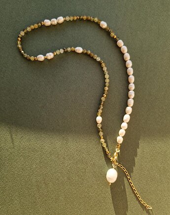 Naszyjnik z naturalnych pereł i zielonych granatów z zawieszką z perły, Dziewczyna i Perły