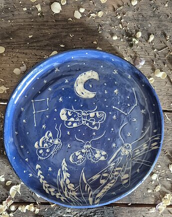 Talerz ćmy nocne, 2o cm talerz sgraffito, noc z ćmami