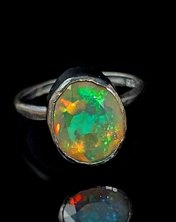 Pierścionek tęczowy elegancki opal