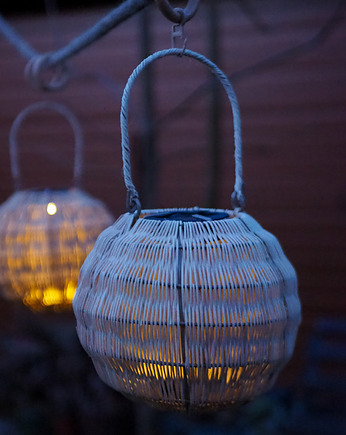 Okrągły lampion solarny wiszący- 2 rozmiary, rattan FSC