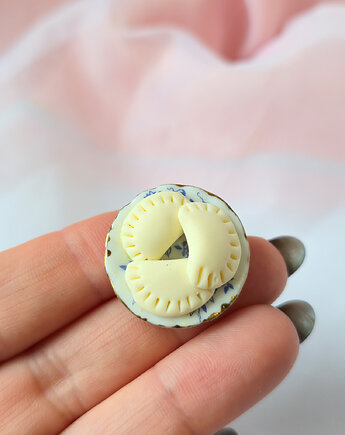 Broszka pierogi na talerzu niebieskim, Lemon Lovely