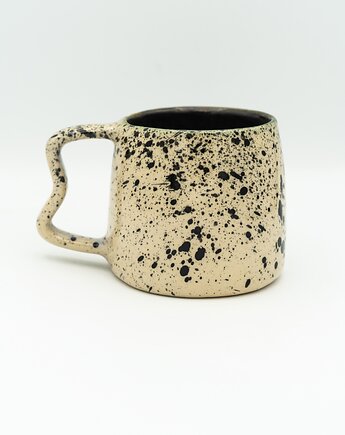 Ceramiczny kubek z falistym uszkiem