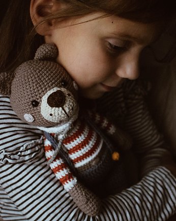 Miś w spodenkach, miś dla dziecka, przytulanka, miś na szydełku, Ruda Manufaktura
