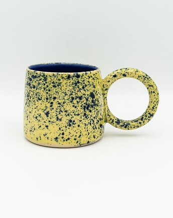 Żółty ceramiczny kubek z okrągłym uszkiem