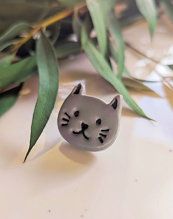 Pin kotek, akcesoria z szarym kotkiem, Brytyjczyk, kot rosyjski niebieski