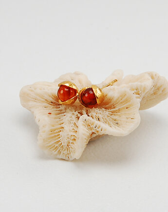 Kolczyki srebrne mini KONWALIE z bursztynem koniakowym, Monopolka